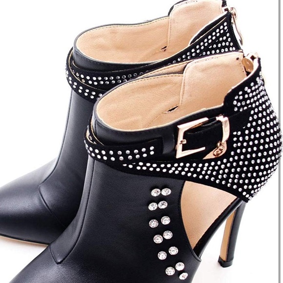 pointed buckle shoes